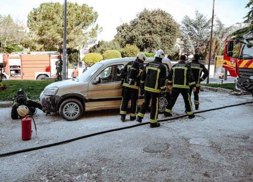 Fotografija 1 - Zapalilo se auto kod PBZ banke u centru Šibenika: Vatrogasci brzom intervencijom spasili stvar