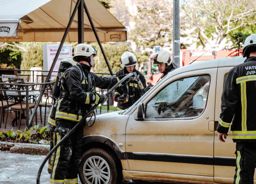 Fotografija 3 - Zapalilo se auto kod PBZ banke u centru Šibenika: Vatrogasci brzom intervencijom spasili stvar