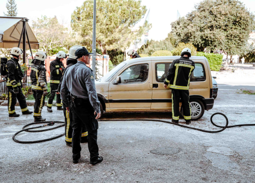 Fotografija 4 - Zapalilo se auto kod PBZ banke u centru Šibenika: Vatrogasci brzom intervencijom spasili stvar