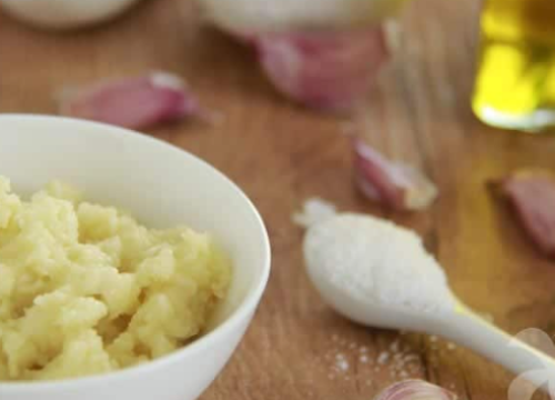 Pasta od češnjaka: Jedna minuta i dva sastojka s kojima ćete si olakšati život