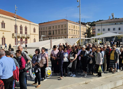 Fotografija 4 - Gužva na Poljani: Šibenčani cvijeće najviše vole kad je besplatno