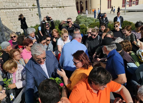 Fotografija 2 - Gužva na Poljani: Šibenčani cvijeće najviše vole kad je besplatno