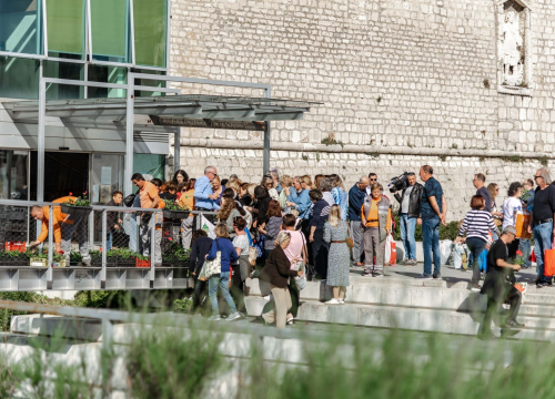 Fotografija 18 - Gužva na Poljani: Šibenčani cvijeće najviše vole kad je besplatno