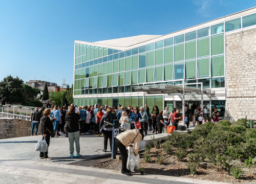 Fotografija 12 - Gužva na Poljani: Šibenčani cvijeće najviše vole kad je besplatno