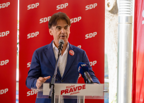 Fotografija 8 - Rijeke pravde u Šibeniku: 'U srijedu HDZ šaljemo daleko od naših novaca, daleko od krađe. Ne trebaju Hrvatskoj ni Orban ni Vučić'