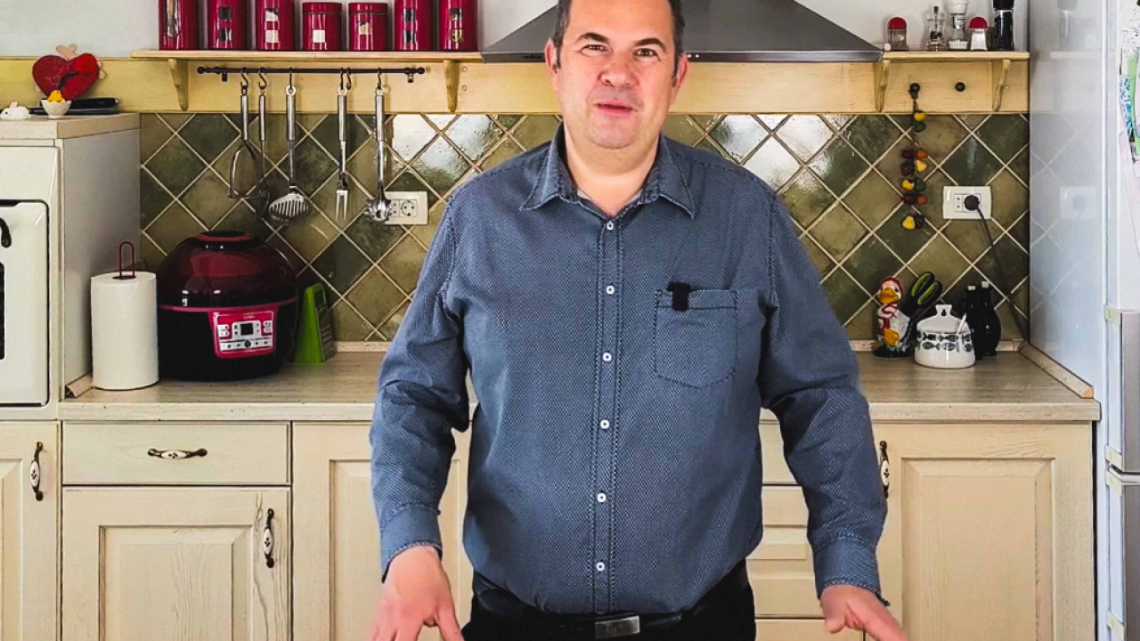 Obiteljska kužina by Ivo Kronja: Provjerite kako napraviti Izvorni bolognese umak i kolač od ricotte i jagoda