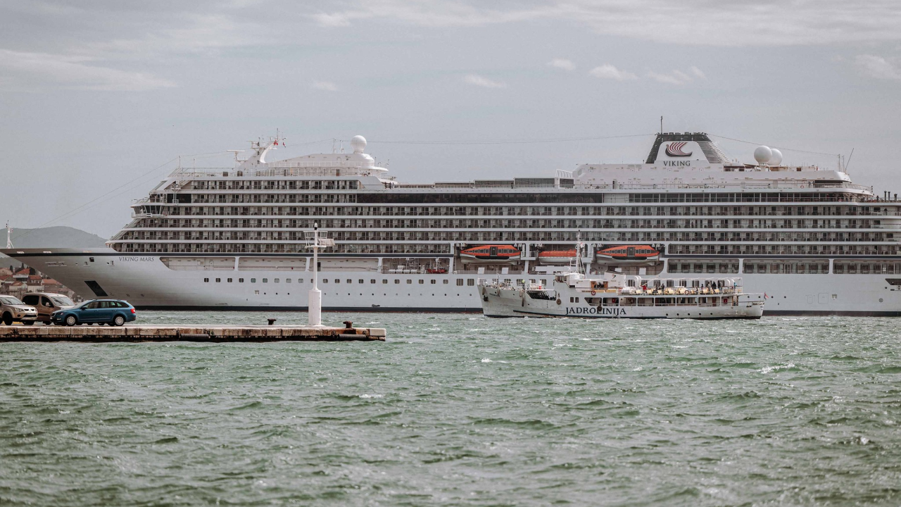 Zbog bure Premuda ne pristaje u Prvić Luku