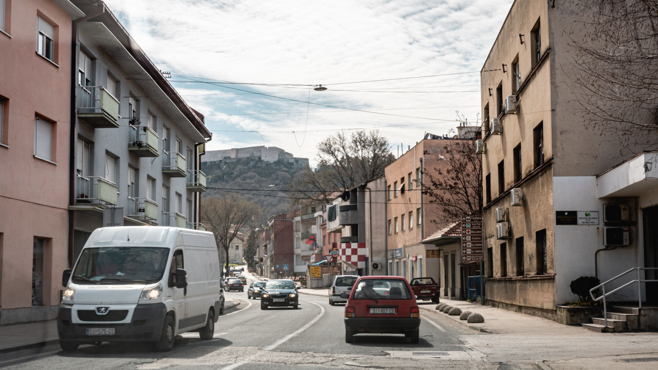 Vozačica u Kninu motociklistu oduzela prednost, od siline udara zadobio teške ozljede