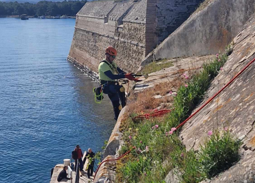 Fotografija 18 - Tvrđava sv. Nikole se priprema za sezonu: Njene zidine očišćene od raslinja, trave...