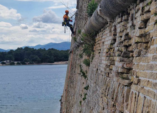 Fotografija 2 - Tvrđava sv. Nikole se priprema za sezonu: Njene zidine očišćene od raslinja, trave...