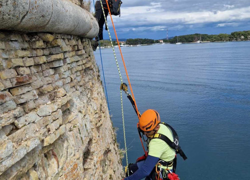 Fotografija 5 - Tvrđava sv. Nikole se priprema za sezonu: Njene zidine očišćene od raslinja, trave...