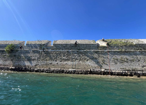 Fotografija 9 - Tvrđava sv. Nikole se priprema za sezonu: Njene zidine očišćene od raslinja, trave...
