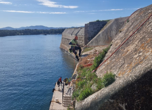 Fotografija 11 - Tvrđava sv. Nikole se priprema za sezonu: Njene zidine očišćene od raslinja, trave...