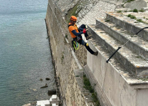 Fotografija 7 - Tvrđava sv. Nikole se priprema za sezonu: Njene zidine očišćene od raslinja, trave...