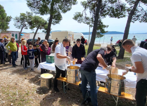Na Praznik rada tradicionalno druženje uz fažol i grupu Fenix