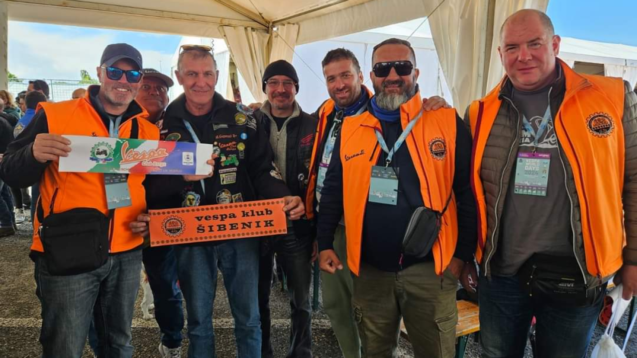 Članovi VK Šibenik sudjelovali na svečanoj povorci Vespa World Days 2024.