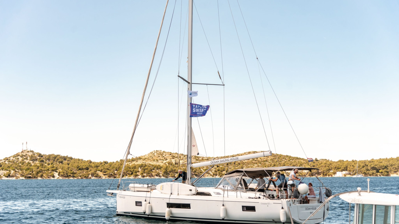 Na jarbolu je zastava Taylor Swift, ali sumnjamo da bi se ona u Šibeniku pojavila bez 40-metarske jahte