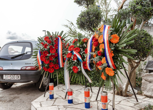 Fotografija 2 - Polaganjem vijenaca ispred vatrogasnog doma obilježen sv. Florijan