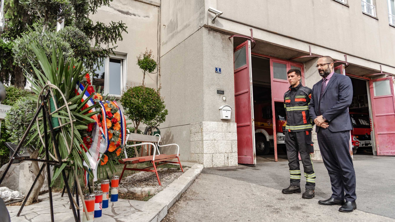 Polaganjem vijenaca ispred vatrogasnog doma obilježen sv. Florijan