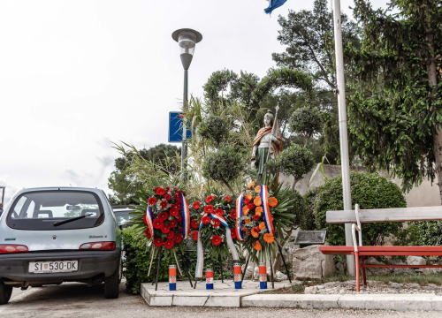 Fotografija 4 - Polaganjem vijenaca ispred vatrogasnog doma obilježen sv. Florijan