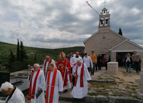 Fotografija 3 - Biskup Rogić blagoslovio crkvu u Kladnjicama
