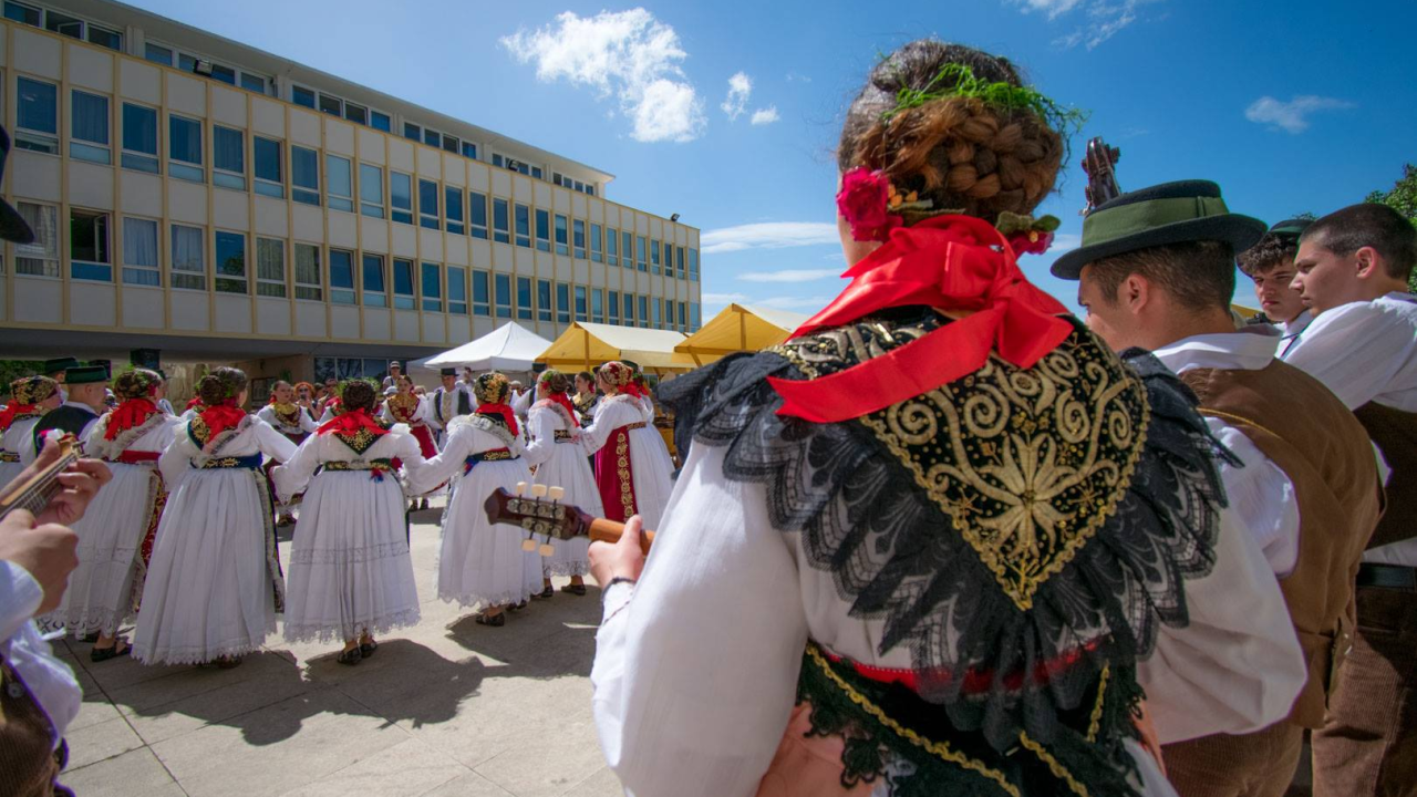 Folklorni mimohod kreće u 19 sati s Poljane: Rivom do katedrale pa Kalelargom do kazališta