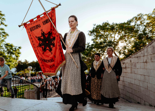 Fotografija 14 - Šibenikom prošlo više od 300 članova kulturnih društava, nošnjama oduševili prolaznike