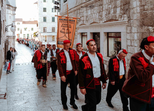 Fotografija 19 - Šibenikom prošlo više od 300 članova kulturnih društava, nošnjama oduševili prolaznike
