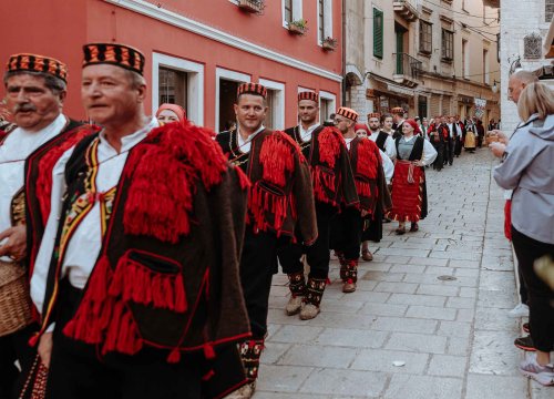 Fotografija 22 - Šibenikom prošlo više od 300 članova kulturnih društava, nošnjama oduševili prolaznike