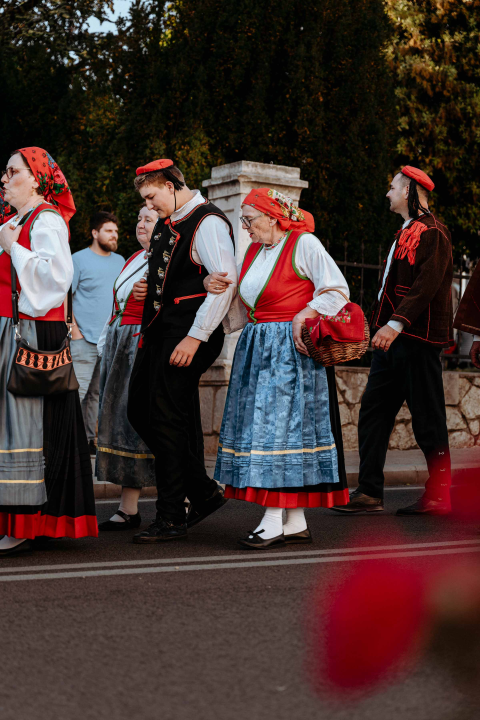 Šibenikom prošlo više od 300 članova kulturnih društava, nošnjama oduševili prolaznike
