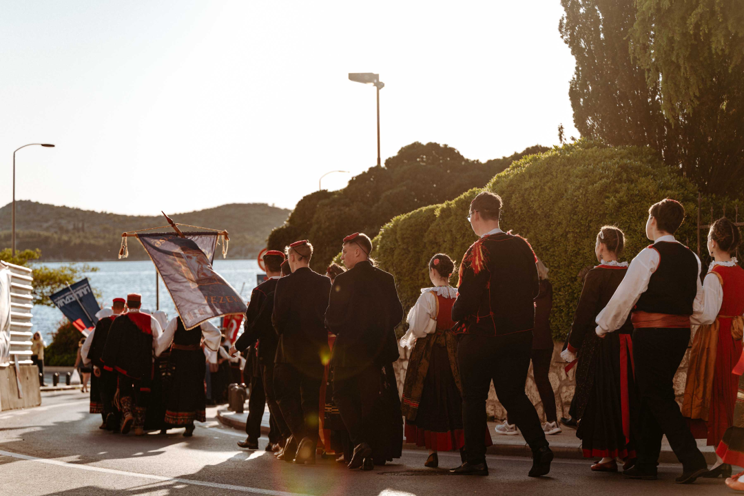 Šibenikom prošlo više od 300 članova kulturnih društava, nošnjama oduševili prolaznike