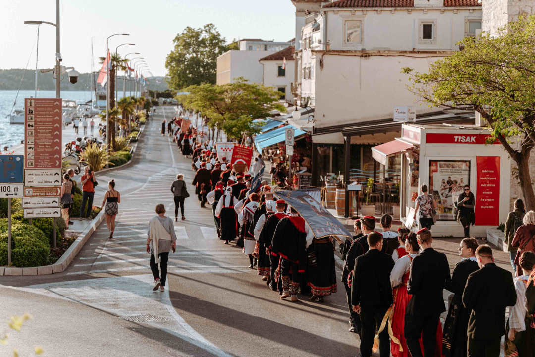Šibenikom prošlo više od 300 članova kulturnih društava, nošnjama oduševili prolaznike