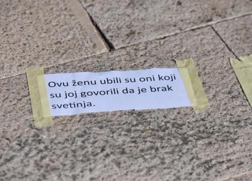 Fotografija 2 - Molitelji opet klečali ispred gradske uprave, prosvjednice im ovaj put odgovorile siluetama ubijenih žena