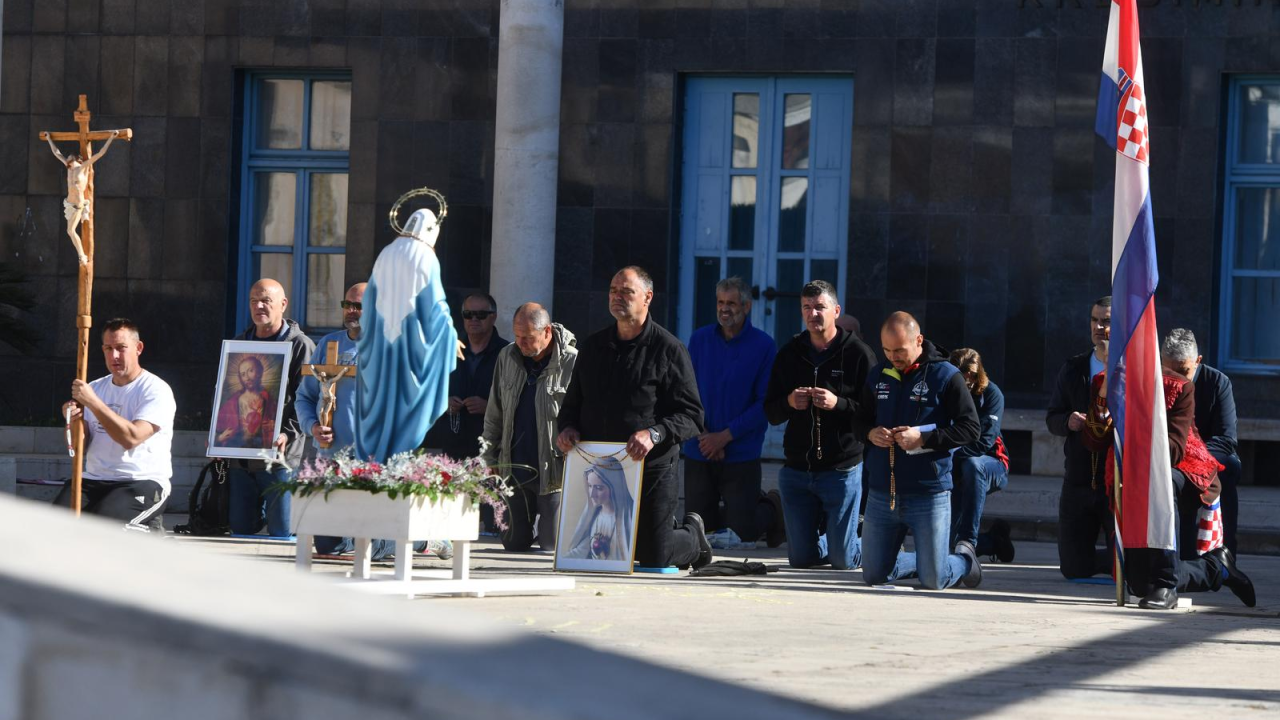 Molitelji opet klečali ispred gradske uprave, prosvjednice im ovaj put odgovorile siluetama ubijenih žena