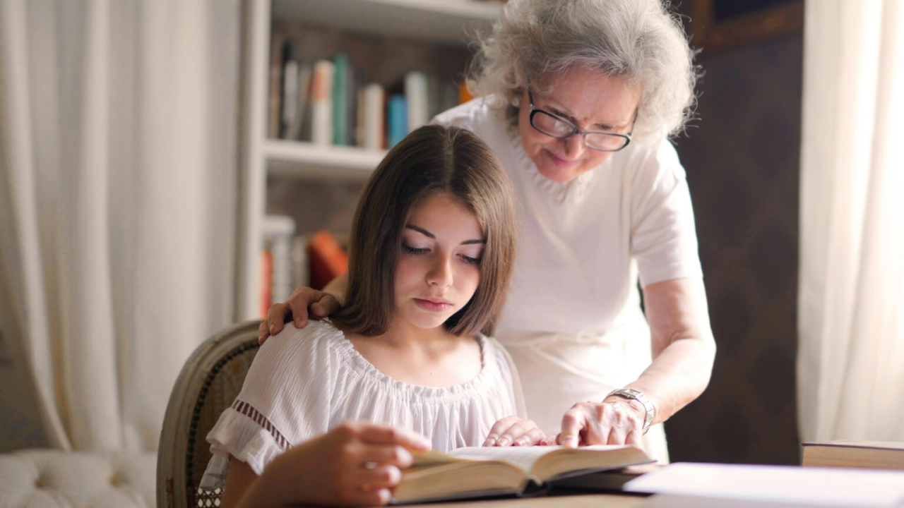 Znanost objasnila zašto bake više vole unuke nego svoju djecu