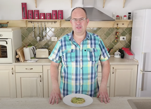 Obiteljska kužina by Ivo Kronja: Špageti sa Bobom i Pecorinom pa kolačići s jabukom i grožđicama