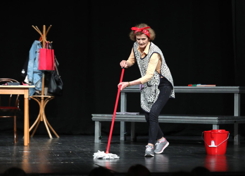 Fotografija 4 - U šibenskom kazalištu glumci iz udruge umirovljenika izveli predstavu 'A šta sad'