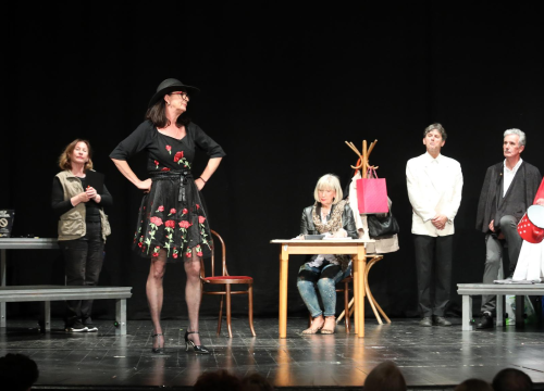 Fotografija 2 - U šibenskom kazalištu glumci iz udruge umirovljenika izveli predstavu 'A šta sad'