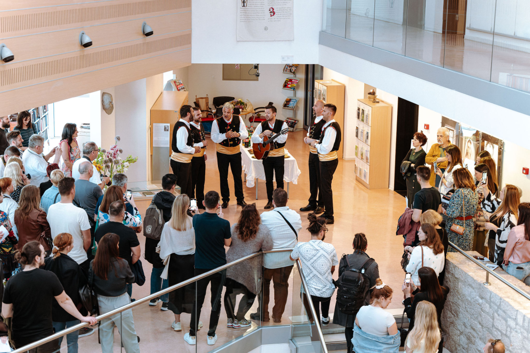 U knjižnici otvorena izložba 'Izađi mala' Sanje Dugandžić