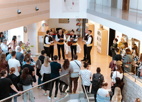 Fotografija 4 - U knjižnici otvorena izložba 'Izađi mala' Sanje Dugandžić