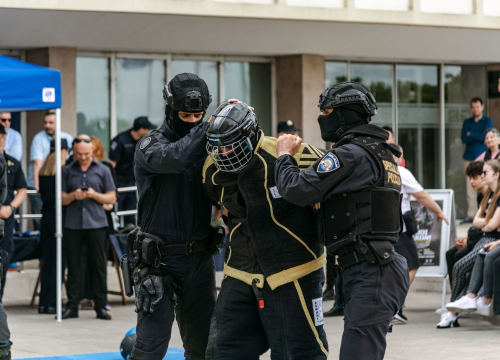 Fotografija 11 - Policajci 'zauzeli' trg ispred Županije kako bi prezentirali svoje zanimanje