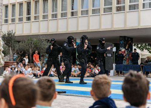 Fotografija 6 - Policajci 'zauzeli' trg ispred Županije kako bi prezentirali svoje zanimanje