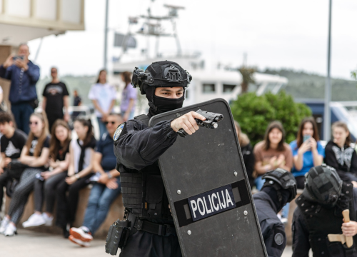 Fotografija 10 - Policajci 'zauzeli' trg ispred Županije kako bi prezentirali svoje zanimanje