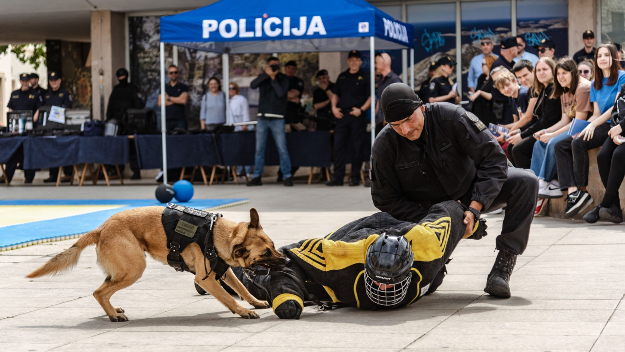 Policajci 'zauzeli' trg ispred Županije kako bi prezentirali svoje zanimanje