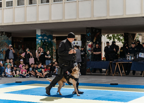 Fotografija 4 - Policajci 'zauzeli' trg ispred Županije kako bi prezentirali svoje zanimanje