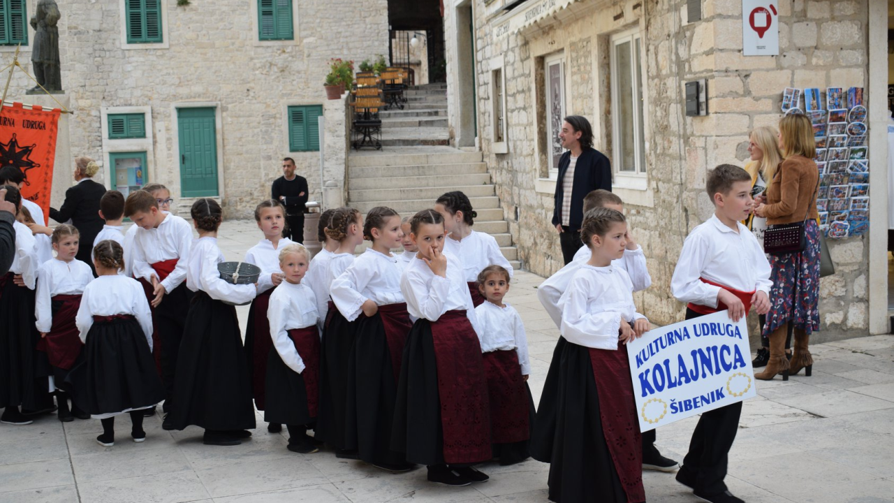 250 malih čuvara tradicije na 1. Smotri dječjeg folklora Šibensko-kninske županije