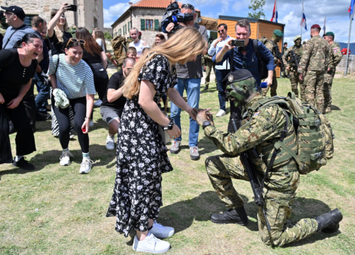 Zaruke na Kninskoj tvrđavi nakon završetka vojne obuke: 'Trebao mi je dodatni motiv, da nešto još jače potakne srce!'