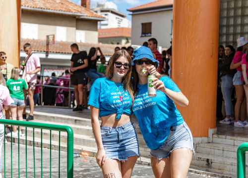 Fotografija 17 - Šibenski maturanti opraštaju se od škole: Slave uz domaće hitove, a budućnost vide vani