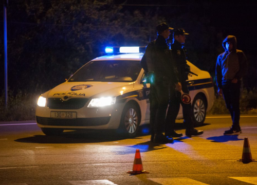 U Kistanjama mladić (22) ukrao automobil 88-godišnjaku, zabio se u suhozid pa ga vratio