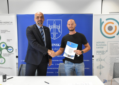 Fotografija 3 - Župan Jelić s predstavnicima kulturnih ustanova potpisao ugovore o dodjeli sredstava